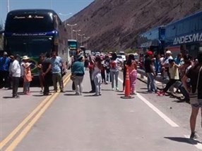 Os 58 turistas que ficaram presos em uma estrada da Argentina começaram a voltar para casa na noite desta terça-feira (17)